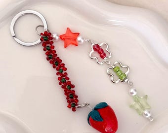 手作りのY2K風イチゴビーズキーホルダー（星と花のチャーム付き）