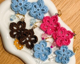 手編みのかぎ針編みフラワーイヤリング、コテージコア風フローラルジュエリー、軽量毛糸の花