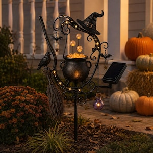 3D-skulpturerad Halloween-solcellslampa för trädgården, häxkittel, kvastskaft, gårdspåle, glödande trolldryck, korp, fladdermöss, kuslig stigdekoration