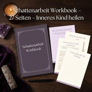 Könnte beinhalten: Ein lila Spiralbuch mit dem Titel "Schattenarbeit Workbook" mit dekorativem Rand, zusammen mit losen Seiten und einem Stift. Das Bild zeigt auch eine brennende Kerze, Kristalle und Salbei, was auf ein spirituelles Thema hindeutet.