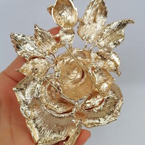 Broche grande de rosa con cristales y diamantes de imitación, bisutería. imagen 6
