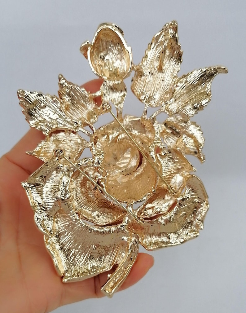 Broche grande de rosa con cristales y diamantes de imitación, bisutería. imagen 6