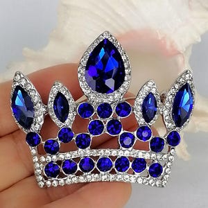 Broche em forma de coroa com strass em formato de lágrima, ideal para baile de formatura, casamento e fantasias.