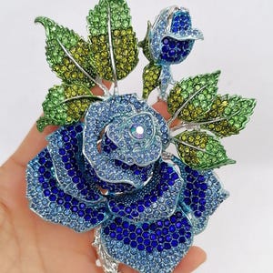 Broche grande de rosa con cristales y diamantes de imitación, bisutería. Silver-tone Blue