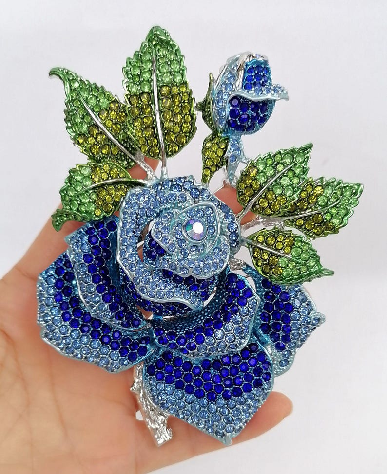 Broche grande de rosa con cristales y diamantes de imitación, bisutería. Silver-tone Blue