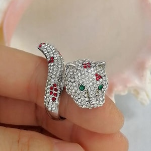 Anello vistoso con testa di leopardo in strass e cristalli, gioiello da ballo.