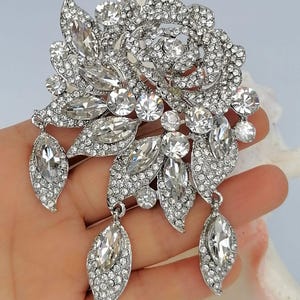 Broche elegante de flor con cristales de diamantes de imitación, ideal para fiestas de graduación, bodas y disfraces. Silver-tone Clear