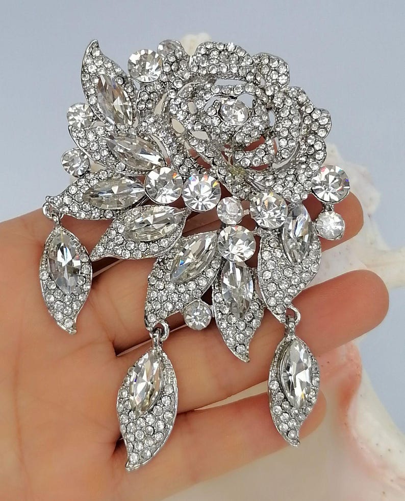 Broche elegante de flor con cristales de diamantes de imitación, ideal para fiestas de graduación, bodas y disfraces. Silver-tone Clear