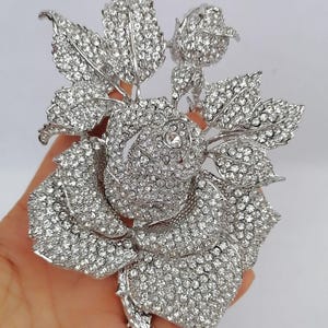 Broche grande de rosa con cristales y diamantes de imitación, bisutería. Silver-tone Clear