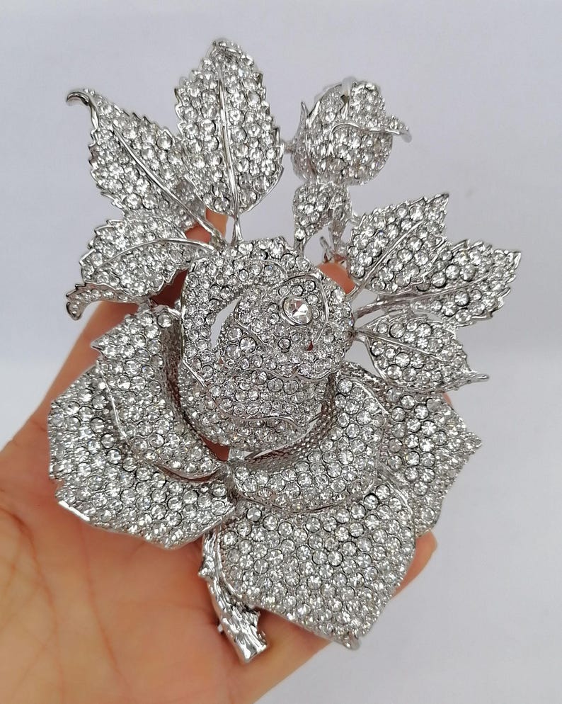 Broche grande de rosa con cristales y diamantes de imitación, bisutería. Silver-tone Clear