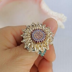 Anillo llamativo con girasol de cristal y diamantes de imitación.