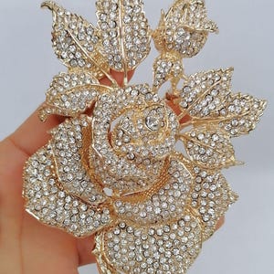 Broche grande de rosa con cristales y diamantes de imitación, bisutería. Gold-tone Clear