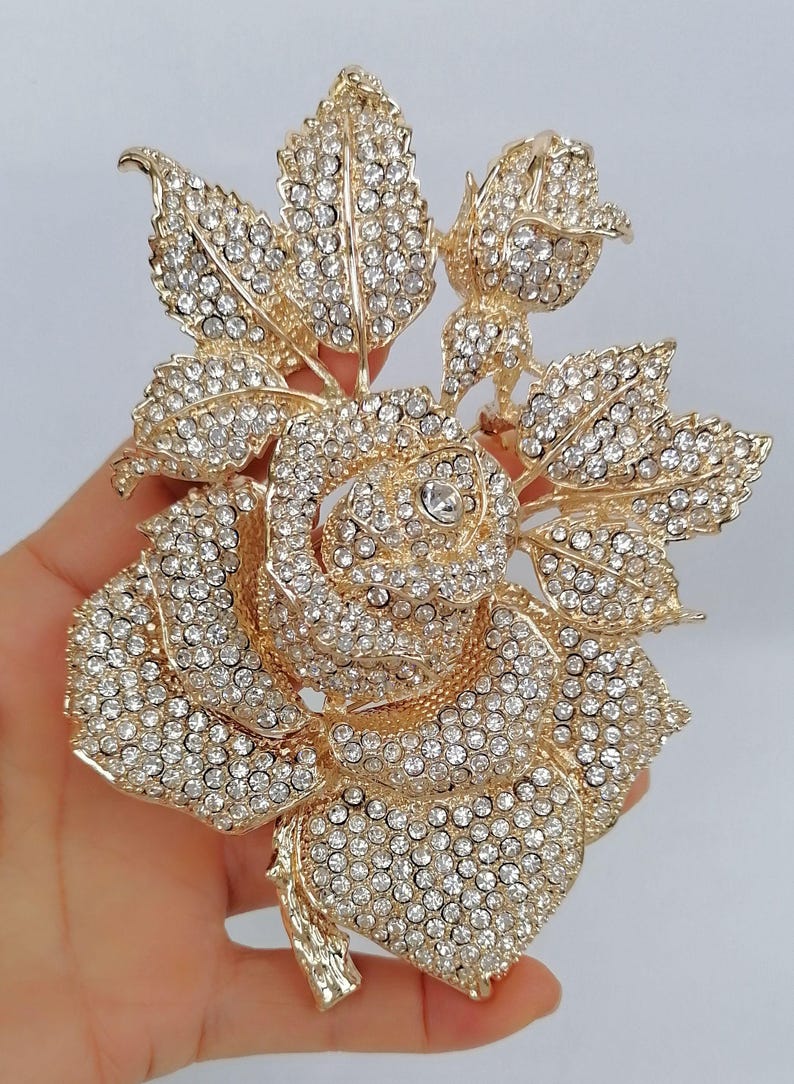 Broche grande de rosa con cristales y diamantes de imitación, bisutería. Gold-tone Clear