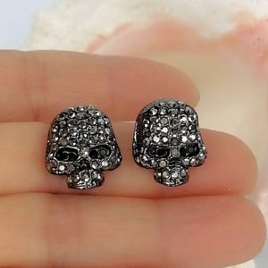 Svarta strasskristaller med dödskalleörhängen - Gotiska punksmycken för kvinnor och män Black Skull Earrings