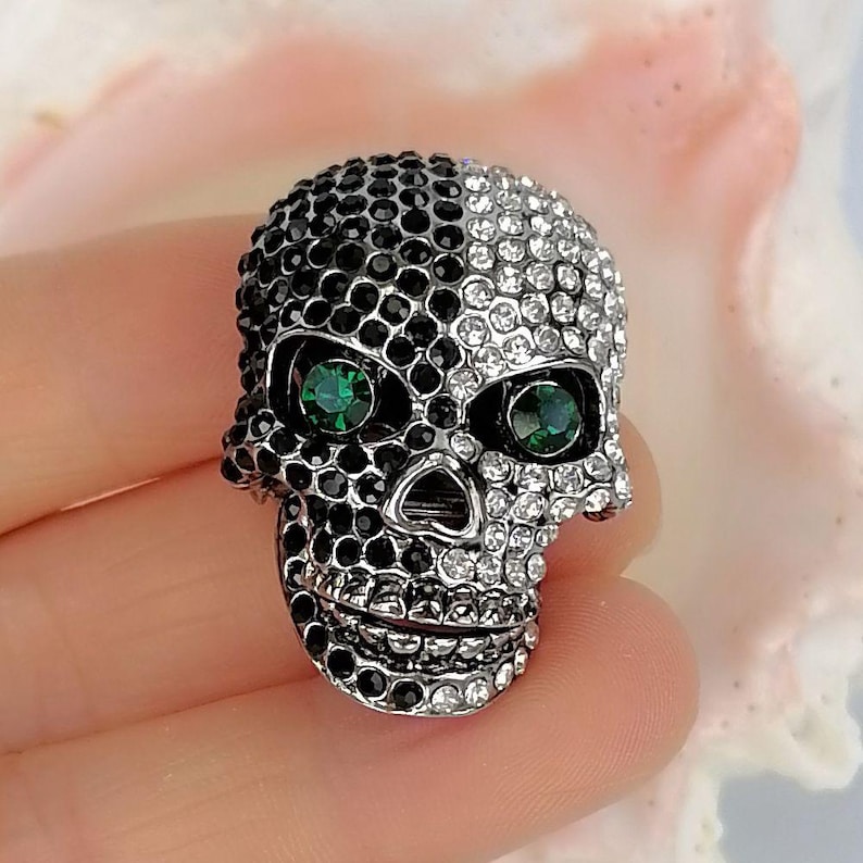 Broche de caveira com strass e cristal, ideal para baile de formatura e fantasias. imagem 1