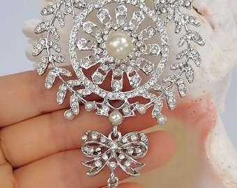 Rhinestone Crystal Bow-shaped Brooch Pin with a Teardrop Pearl Pendant Wedding Prom Costume Jewelry