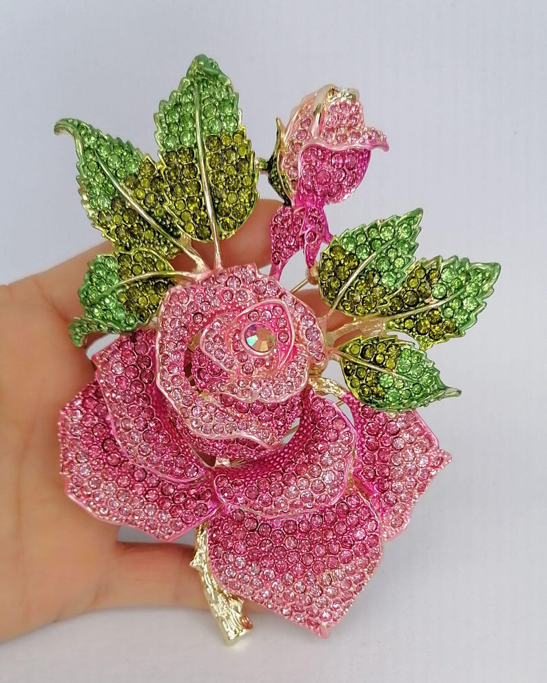 Broche grande de rosa con cristales y diamantes de imitación, bisutería. Gold-tone Pink