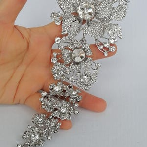 Broche dobrável em forma de flor com strass e cristais, ideal para bijuterias.