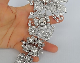 Spilla a forma di fiore pieghevole con strass e cristalli, gioiello di bigiotteria.