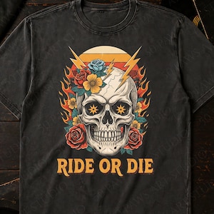 Könnte beinhalten: Schwarzes T-Shirt mit einem Totenkopf-Design mit Blumen, Blitzen und dem Text "RIDE OR DIE". Der Totenkopf hat sternförmige Augen und ist von roten, gelben und blauen Blumen umgeben, mit einem Sonnenuntergangshintergrund.