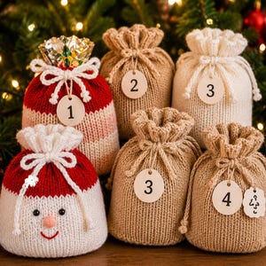 Pode incluir: Um conjunto de seis bolsas de malha com cordão para calendário do tipo saco para calendário do Pai Natal, bege ou branco. Cada bolsa é amarrada com um cordão branco e inclui uma etiqueta de madeira redonda numerada de 1 a 4, ideal para compor um calendário do advento decorativo.