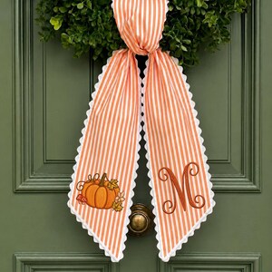 Geborduurde monogram herfstsjerp, saliegroene gestreepte krans met pompoenen, herfstdecoratie voor de voordeur