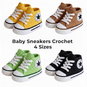 Può includere: Quattro paia di scarpe da ginnastica per bambini all'uncinetto in giallo, marrone, verde e nero. Ogni paio presenta lacci bianchi, una punta bianca e un'emblema a stella. Il testo "Baby Sneakers Crochet 4 Sizes" è visualizzato sotto.