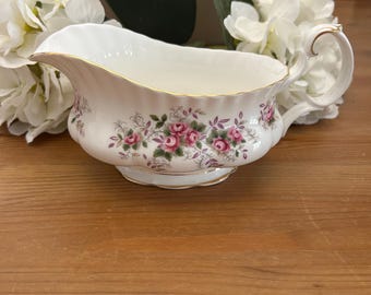 Vintage Royal Albert Lavendel Rose Sauciere, englischer Bone China Saucenkrug, 1960er Jahre Pink Floral Geschirr, hergestellt in England Ersatzporzellan