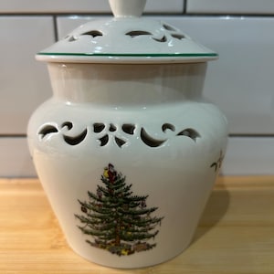 Spode Christmas Tree Ajouré Potpourri Jar / Pot décoratif