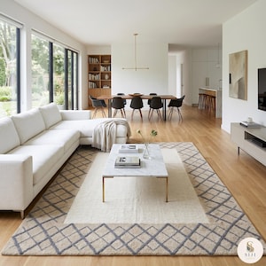 Alfombra moderna de estilo rústico con borde de rombos - Alfombra de lana con diseño de celosía en tonos beige y carbón, decoración geométrica neutra para sala de estar, alfombra de transición acogedora.