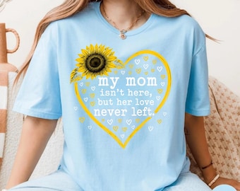 Memorial Mom Png My Mom Isn’t Here But Her Love Never Left, Sympathy Loss Gift, Remembrance Mother T-Shirt