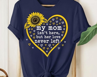 Memorial Mom Png My Mom Isn’t Here But Her Love Never Left, Sympathy Loss Gift, Remembrance Mother T-Shirt