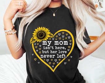 Memorial Mom Png My Mom Isn’t Here But Her Love Never Left, Sympathy Loss Gift, Remembrance Mother T-Shirt