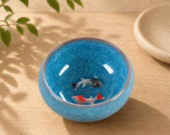Taza de té de cerámica con diseño de pez koi hecha a mano – Vajilla Japandi Zen