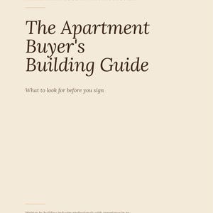 Puede incluir: Una portada de libro con el título "The Apartment Buyer's Building Guide" en una fuente serif. La portada es de color crema con un encabezado y pie de página marrón. El texto "An Australian Guide for First Home Buyers" está en la parte superior.