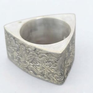 Dreieckiger Ring aus Sterlingsilber, graviertes florales Band, ausdrucksstarker Schmuck mit Struktur