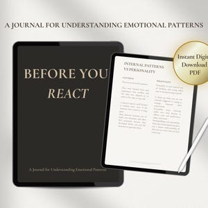 Può includere: Un tablet nero mostra il titolo "BEFORE YOU REACT" e "A JOURNAL FOR UNDERSTANDING EMOTIONAL PATTERNS". Un secondo tablet mostra il testo su "INTERNAL PATTERNS VS PERSONALITY". Un cerchio dorato recita "Instant Digital Download PDF".