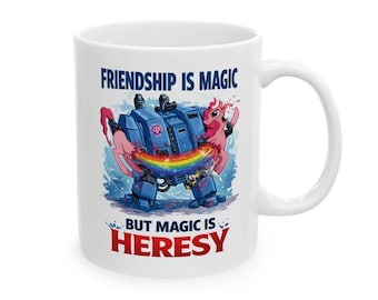 Könnte beinhalten: Ein weißer Keramikbecher mit einer Grafik eines blauen gepanzerten Roboters, der ein rosa Pony hält, aus dessen Mitte ein Regenbogen strahlt. Der Text lautet oben FRIENDSHIP IS MAGIC und unten in fetten roten Buchstaben BUT MAGIC IS HERESY.