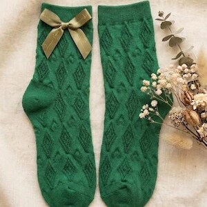 快適なニットクルーソックス｜リボン付きレディースソックス｜彼女への誕生日プレゼント｜セルフケアギフト｜キュートでおしゃれなソックス