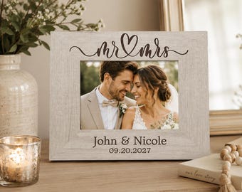 Marco de fotos para Sr. y Sra. / Marco de fotos de boda personalizado / Marco de fotos grabado para Sr. y Sra. / Regalo de boda personalizado / Marco para recién casados