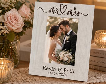 Marco de fotos para Sr. y Sra. / Marco de fotos de boda personalizado / Marco de fotos grabado para Sr. y Sra. / Regalo de boda personalizado / Marco para recién casados