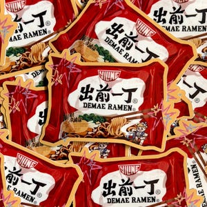 Pode incluir: Uma coleção de embalagens de Demae Ramen vermelhas e brancas. Cada embalagem apresenta texto japonês, um personagem de desenho animado e imagens de macarrão. As embalagens estão dispostas em um padrão repetitivo com detalhes dourados em forma de estrela.