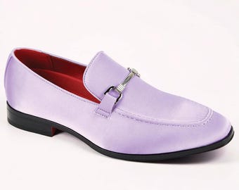 Mocassini eleganti da uomo in pelle viola satinata con fibbia argentata