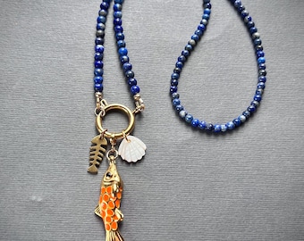 Halskette aus natürlichem Lapislazuli mit Fischanhängern aus Stahl und Perlmuttmuschel