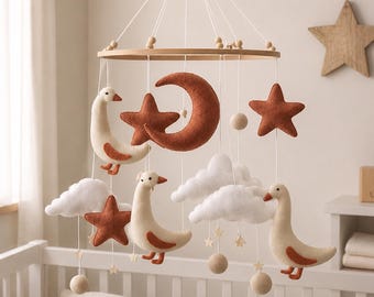 Giostrina per culla fatta a mano con oche / Giostrina per cameretta con luna e stelle in feltro / Decorazione neutra per la cameretta del bambino / Giostrina per culla in stile Montessori