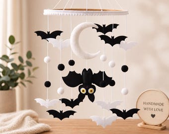 Móvil de cuna de Halloween hecho a mano con murciélagos y luna, decoración infantil en blanco y negro, móvil gótico para bebé, adorno colgante espeluznante para la habitación del bebé, idea de regalo para baby shower.
