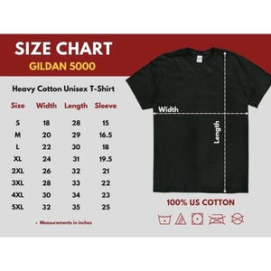 Pu&ograve; includere: T-shirt unisex nera in cotone pesante Gildan 5000 con tabella taglie. La tabella elenca le taglie dalla S alla 5XL, con misure in pollici per larghezza, lunghezza e manica. La maglietta &egrave; realizzata in 100% cotone americano.