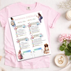 Puede incluir: Una camiseta rosa claro con una lista de verificación de mochila impresa. La lista incluye categorías para ropa, identificación, accesorios y otros, decorada con ilustraciones coloridas de personas con mochilas y pequeñas estrellas.