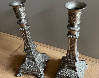 Candelabros ornamentados de metal de mediados de siglo, estilo años 50.