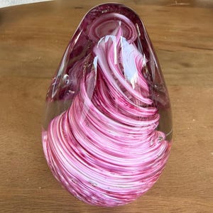 Ręcznie robiony kryształowy wielokolorowy stożek z różowo-białym wzorem spiralnym